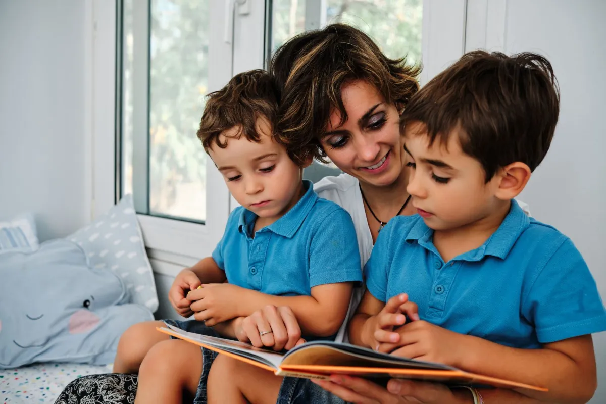 صورة أم تقرأ القصص لأطفالها