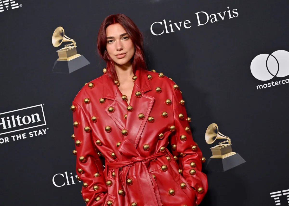 دوا ليبا في بيفرلي هيلز، كاليفورنيا (Dua Lipa in Beverly Hills, California). مصدر الصورة: Axelle/Bauer-Griffin/FilmMagic