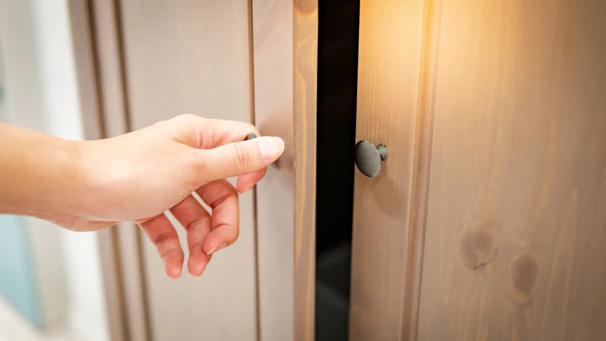 امرأة تفتح خزانة الملابس