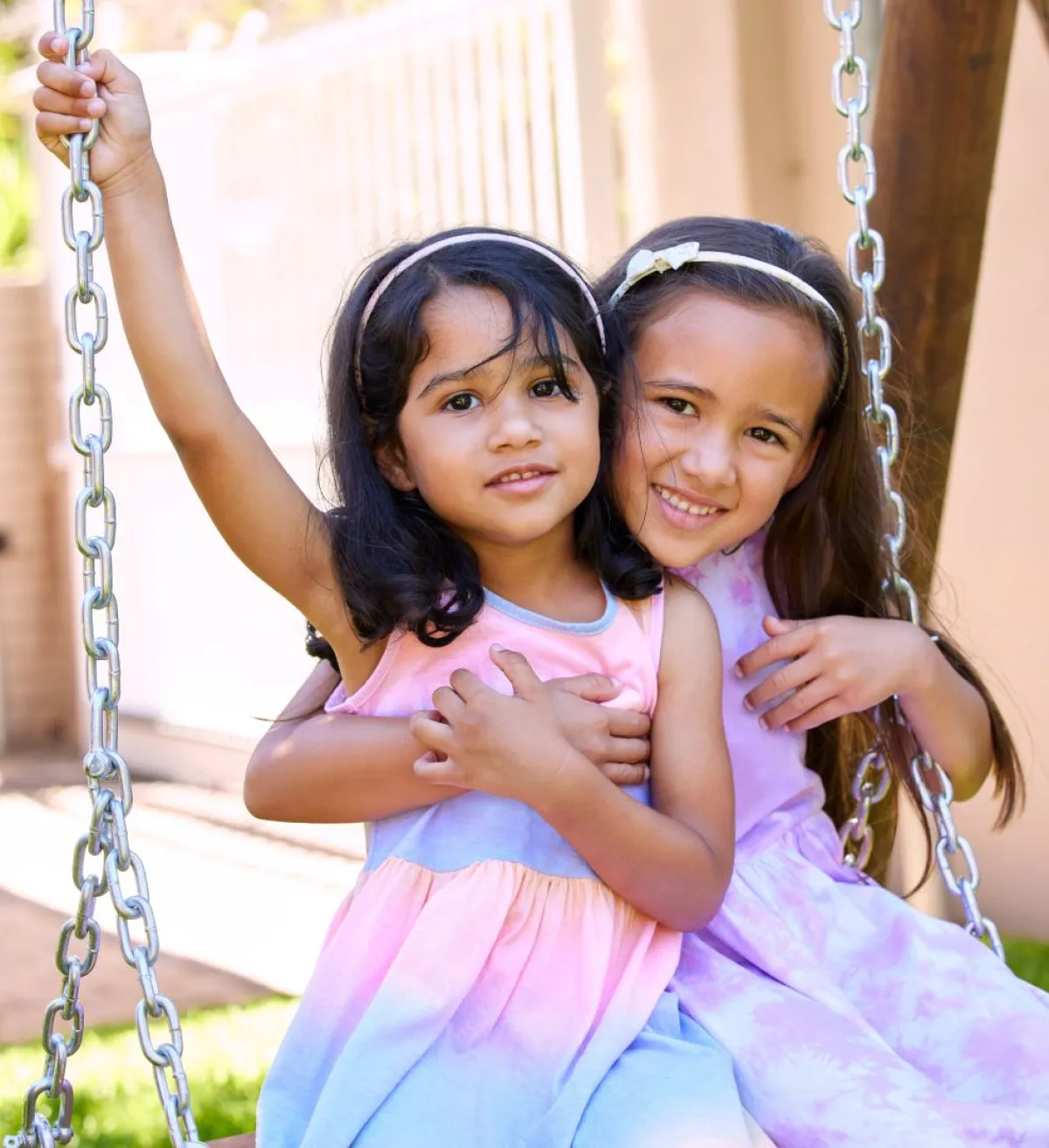 صورة طفلتين