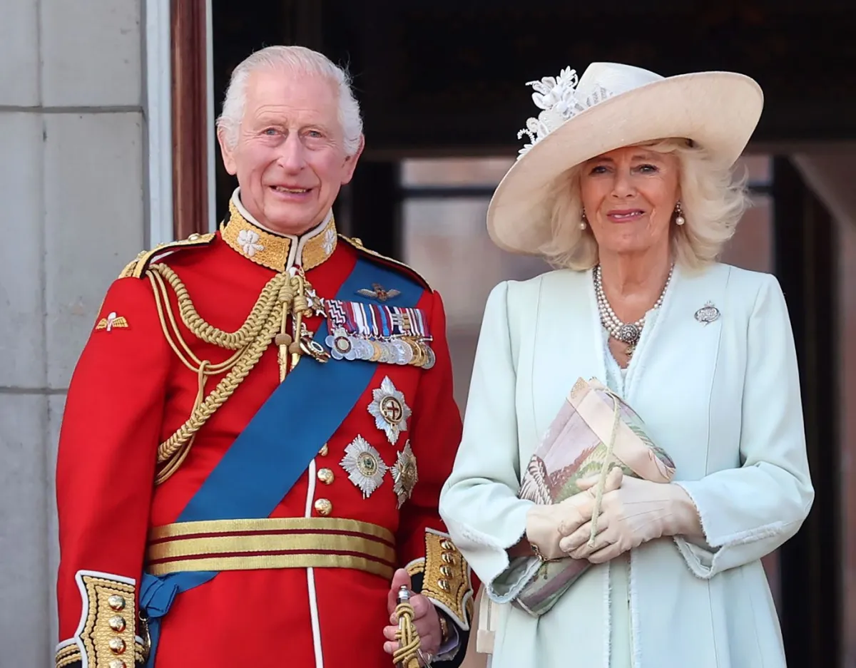 الملكة كاميلا والملك تشارلز الثالث في قصر باكنغهام في لندن، إنجلترا (Queen Camilla and King Charles III at Buckingham Palace in London, England). مصدر الصورة: Chris Jackson/Getty Images