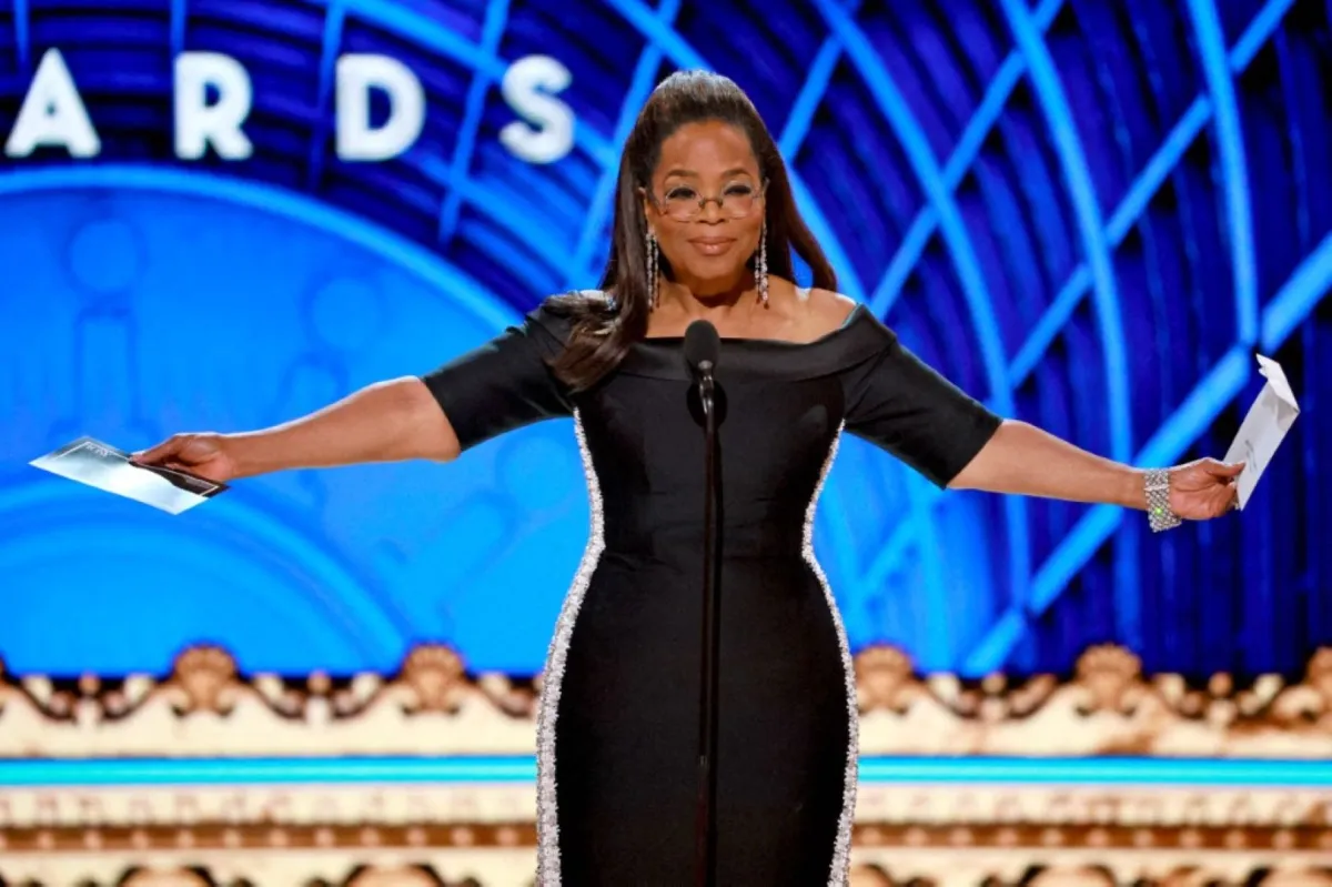 أوبرا وينفري في قاعة راديو سيتي للموسيقى في نيويورك (Oprah Winfrey at Radio City Music Hall in New York City). مصدر الصورة: Theo Wargo/Getty Images for Tony Awards Productions/AFP