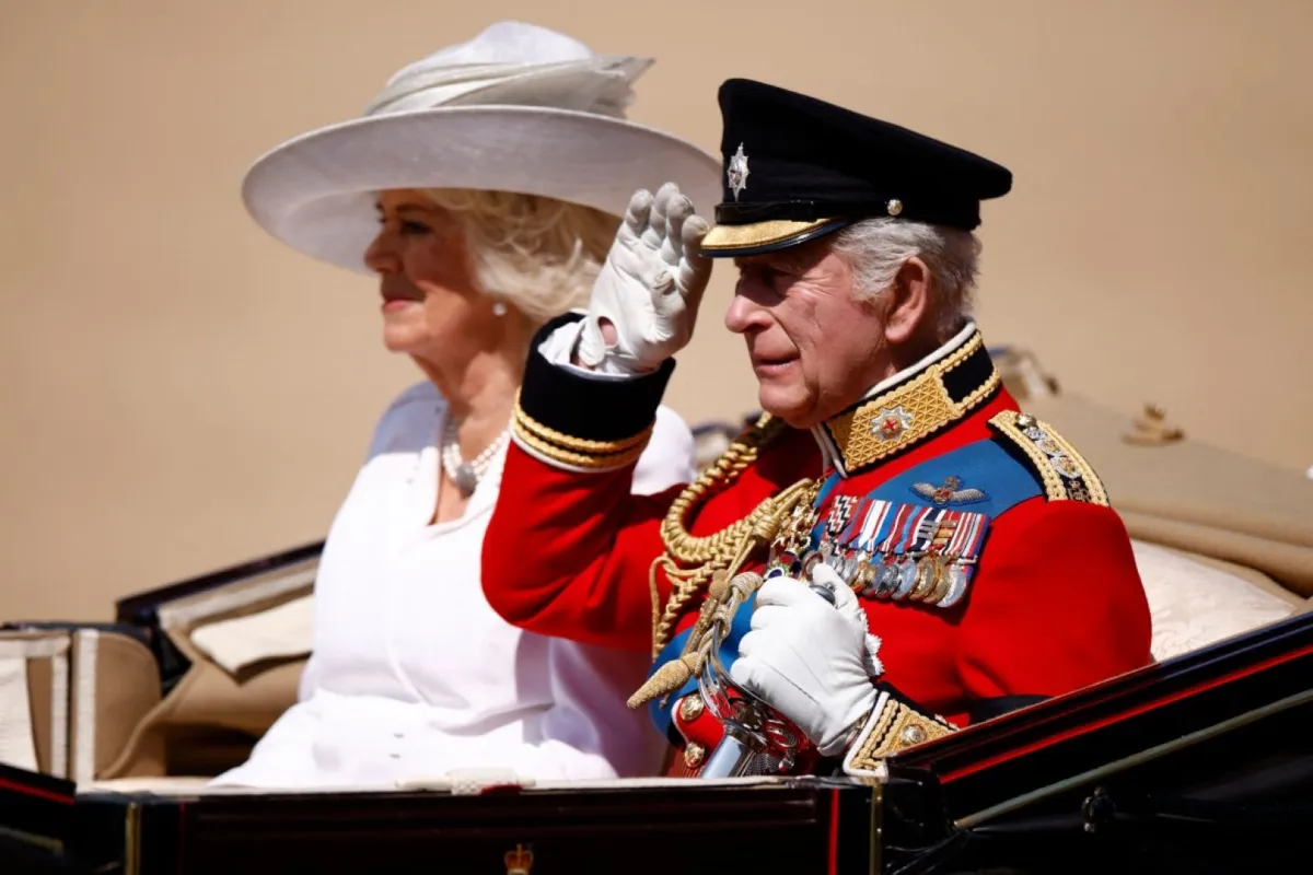 الملك تشارلز الثالث بجوار الملكة كاميلا في لندن (King Charles III next to Queen Camilla in London). مصدر الصورة: BENJAMIN CREMEL / AFP
