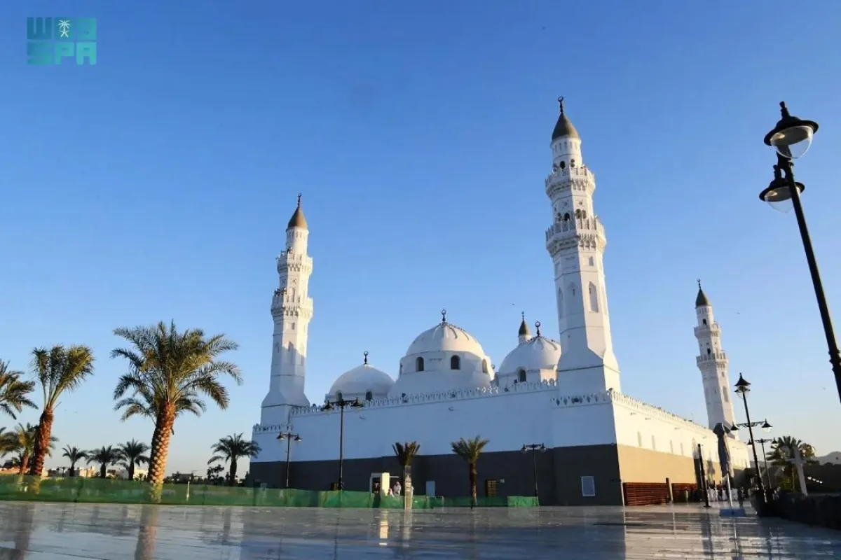 يُعدُّ مسجد قباء أول مسجدٍ شُيّد بعد هجرة النبي -صلى الله عليه وسلم- إلى المدينة المنورة، وشارك بنفسه في بنائه