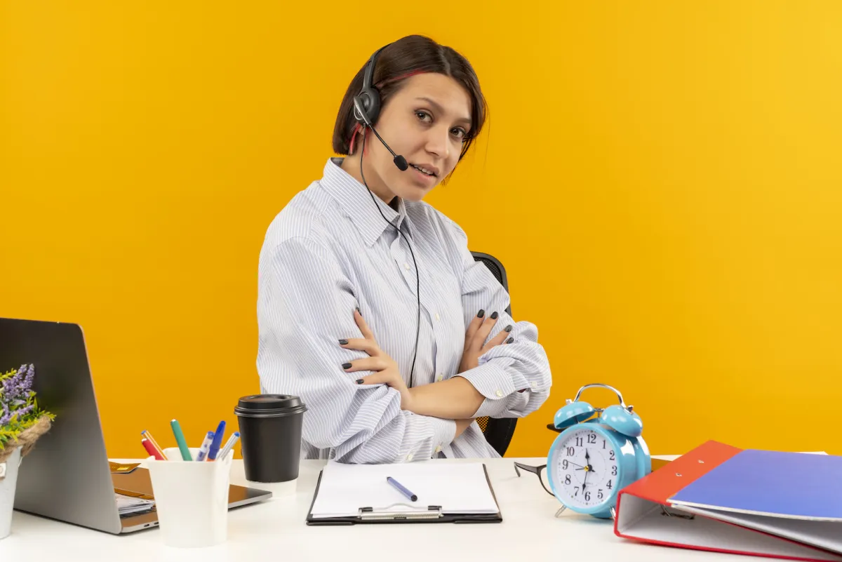 ما الذي يخفيه موظف خدمة العملاء خلف سماعة الهاتف؟ صراعات لا يراها أحد