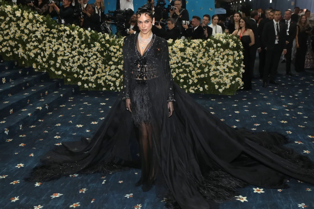 دوا ليبا بإطلالة أنثوية راقية في ميت غالا 2025 (مصدر الصورة: Udo Salters/Patrick McMullan via Getty Images)