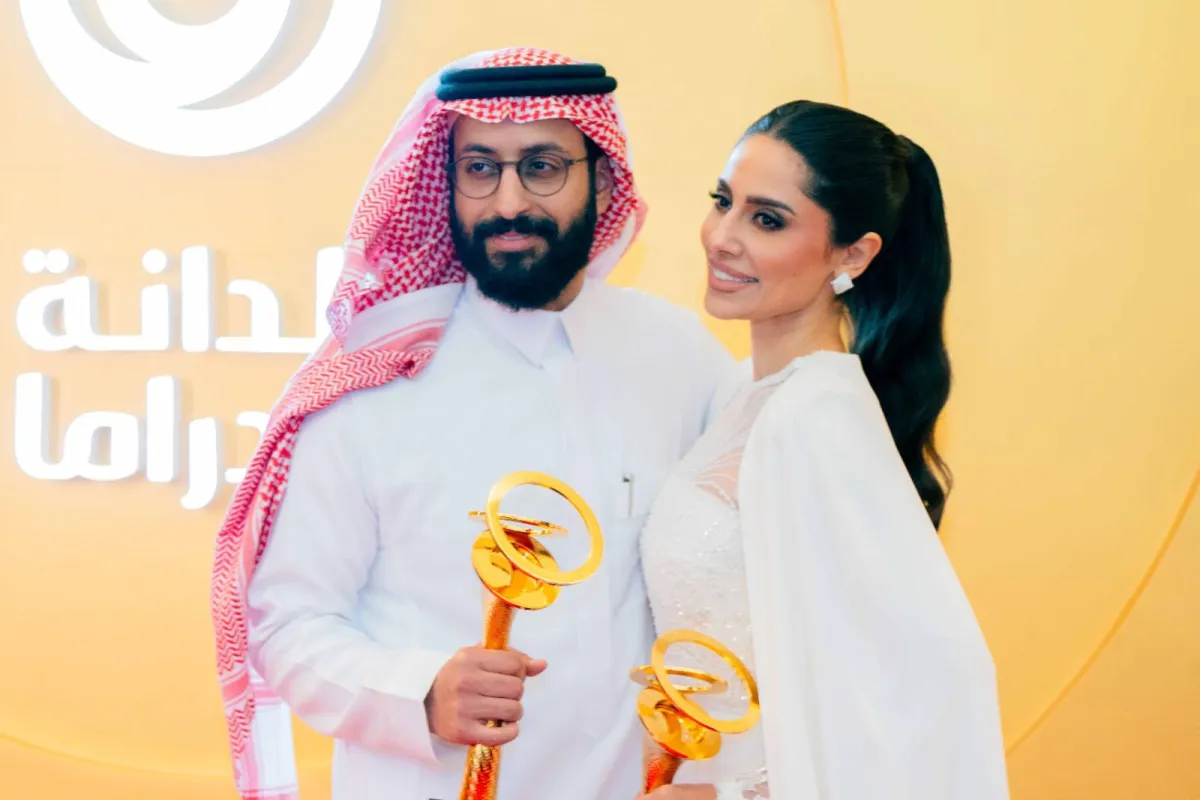 خالد صقر وإلهام علي وجوائز مهرجان الخليج للإذاعة والتلفزيون- الصورة من المكتب الإعلامي للمهرجان