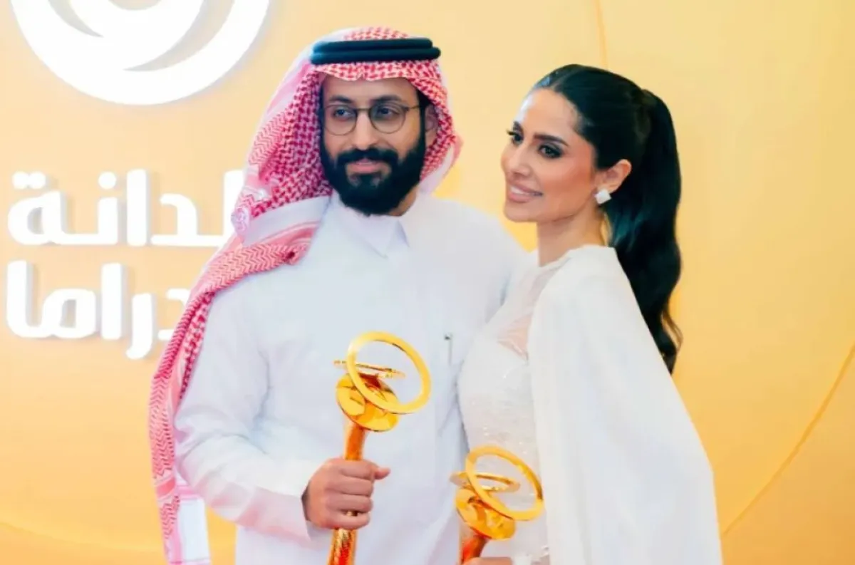 أبطال مسلسل شارع الأعشي خالد صقر وإلهام علي بحفل ختام مهرجان الخليج للإذاعة والتليفزيون- الصورة من المكتب الإعلامي للمهرجان