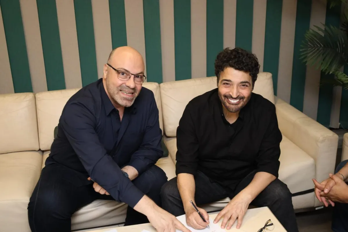 حميد الشاعري أثناء توقيع العقد الفني مع روتانا- الصورة من المركز الإعلامي لـ روتانا