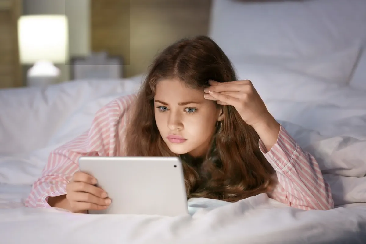 صورة لمراهقة تتابع صديقاتها