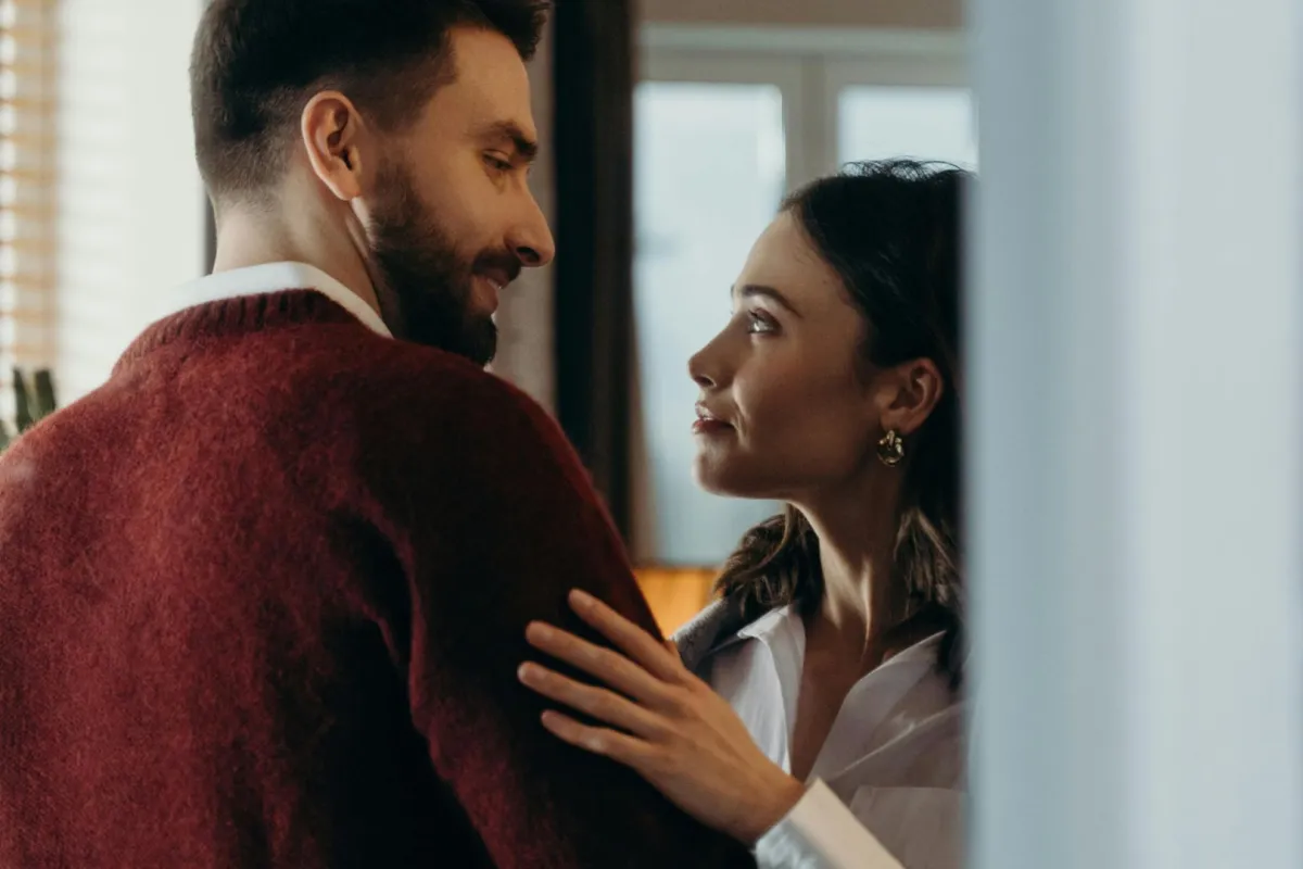 الزوج ينصت للزوجة بكل حواسه وهي تحدثه بعينيها المحبتين