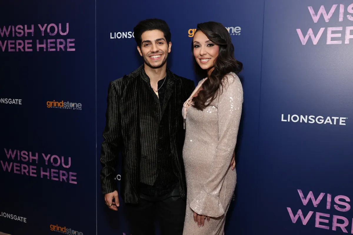 مينا مسعود وخطيبته إميلي شاه- مصدر الصورة Jamie McCarthy / GETTY IMAGES NORTH AMERICA / Getty Images via AFP