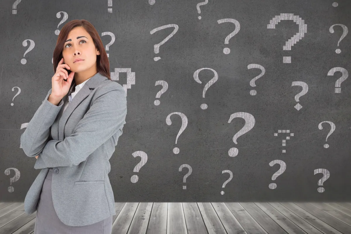 في بيئة تنافسية، السؤال ليس ضعفًا، بل مهارة تحتاج إلى وعي وتوقيت وذكاء