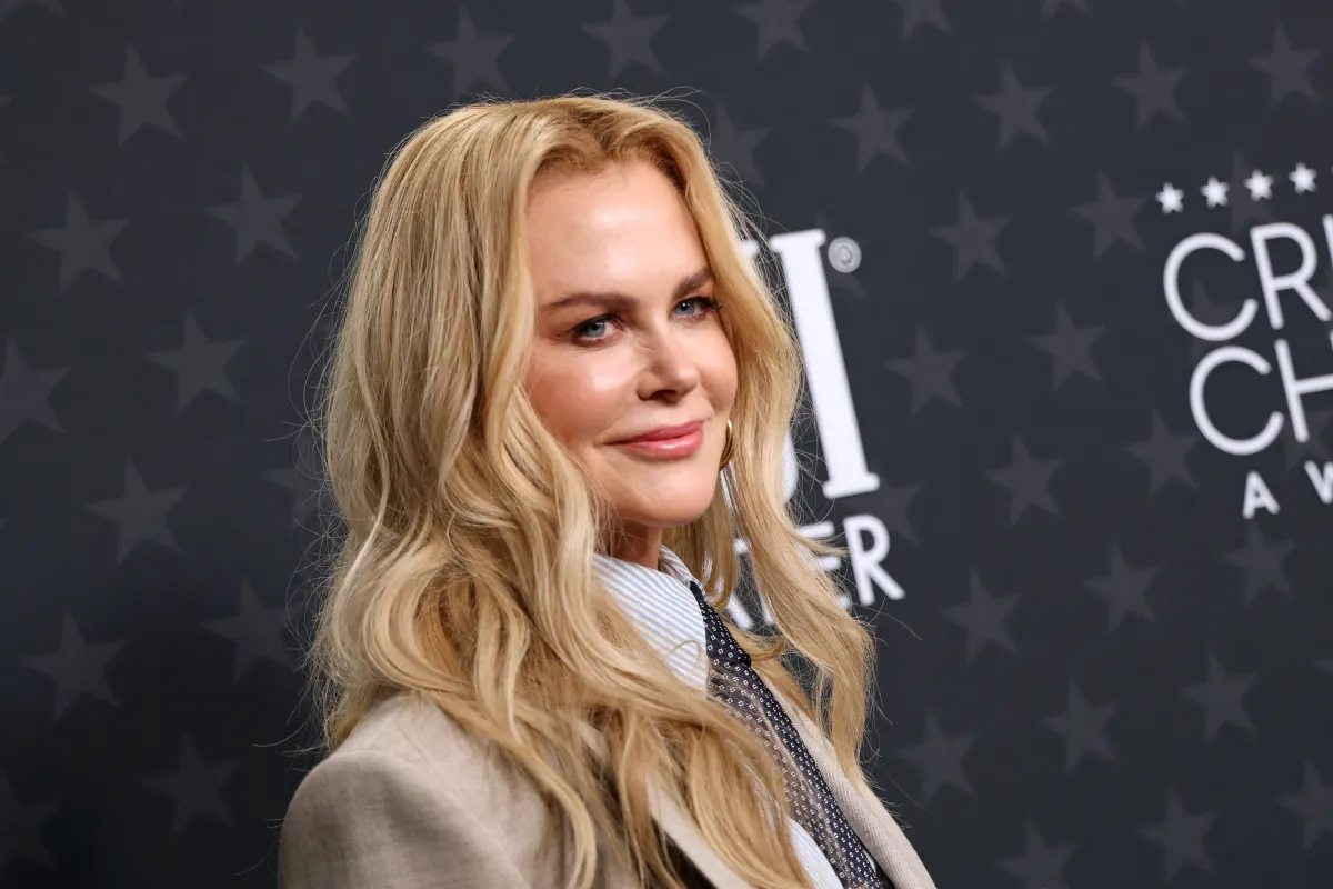 حضرت نيكول كيدمان حفل توزيع جوائز اختيار النقاد السنوي الثلاثين في باركر هانجر في سانتا مونيكا، كاليفورنيا( Nicole Kidman attends the 30th Annual Critics Choice Awards at Barker Hangar in (Santa Monica, California مصدر الصورة:  (Photo by Michael Tran / AFP)