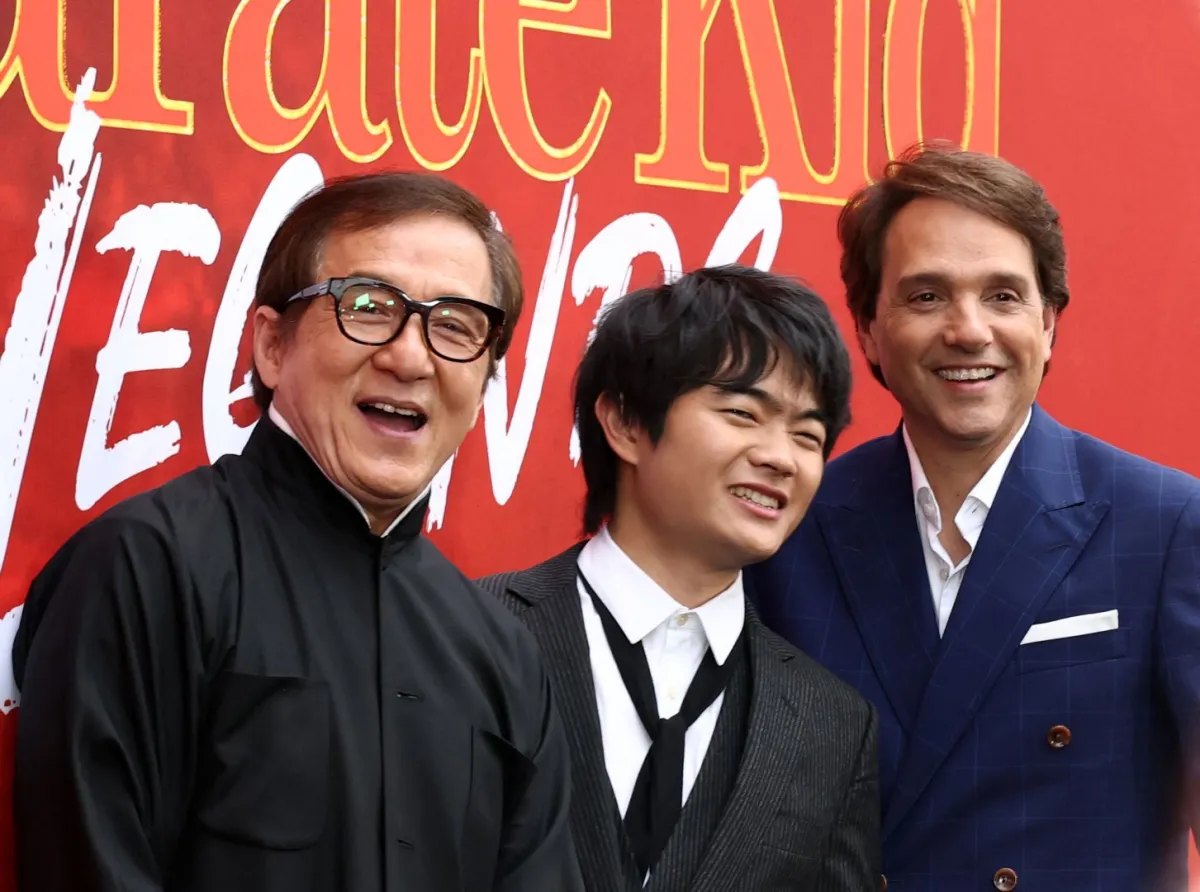 جاكي شان، بن وانغ، رالف ماتشيو في مسرح SVA في مدينة نيويورك (Jackie Chan, Ben Wang, Ralph Macchio at SVA Theater in New York City). مصدر الصورة: Cindy Ord/Getty Images/AFP