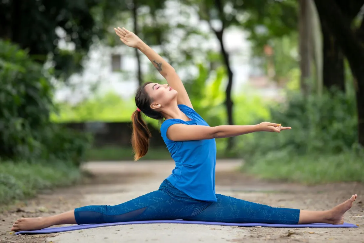 فتاة تلعب اليوغا بحديقة المنزل