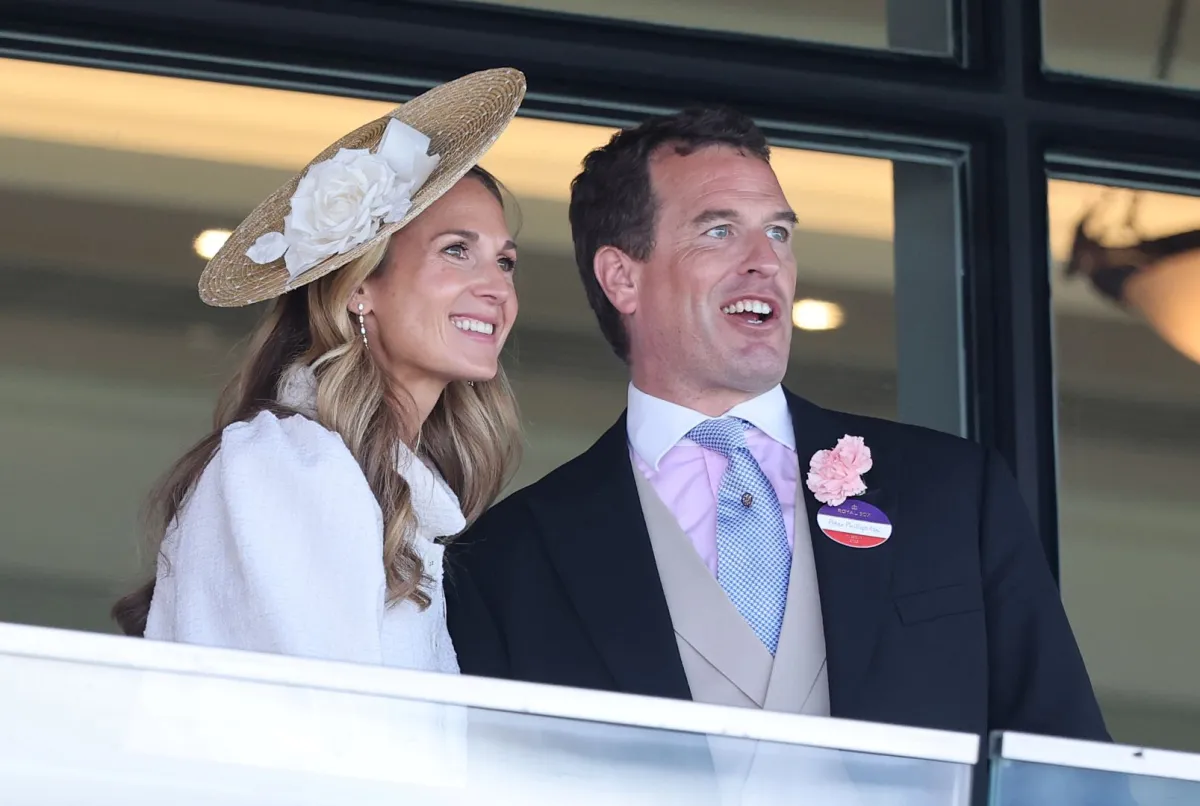 هارييت سبيرلينغ وبيتر فيليبس في مضمار سباق أسكوت في أسكوت، إنجلترا (Harriet Sperling and Peter Phillips at Ascot Racecourse in Ascot, England). مصدر الصورة: Chris Jackson/Getty Images