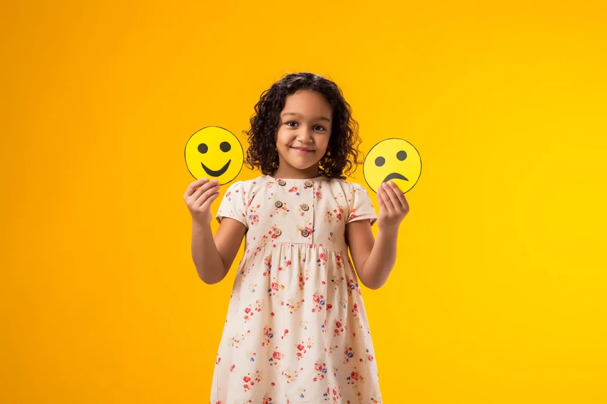 صورة لطفلة تفرق بين مشاعر الفرح والغضب