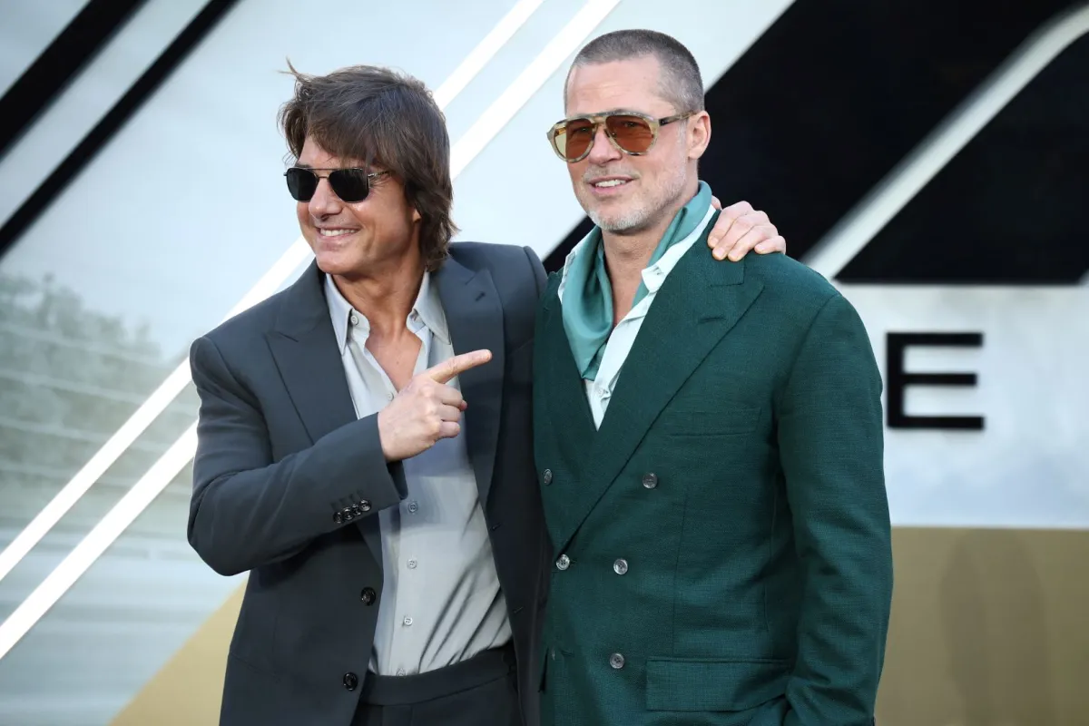 براد بيت مع توم كروز في سينوورلد ليستر سكوير، وسط لندن (Brad Pitt with Tom Cruise at Cineworld Leicester Square, central London). مصدر الصورة: HENRY NICHOLLS / AFP