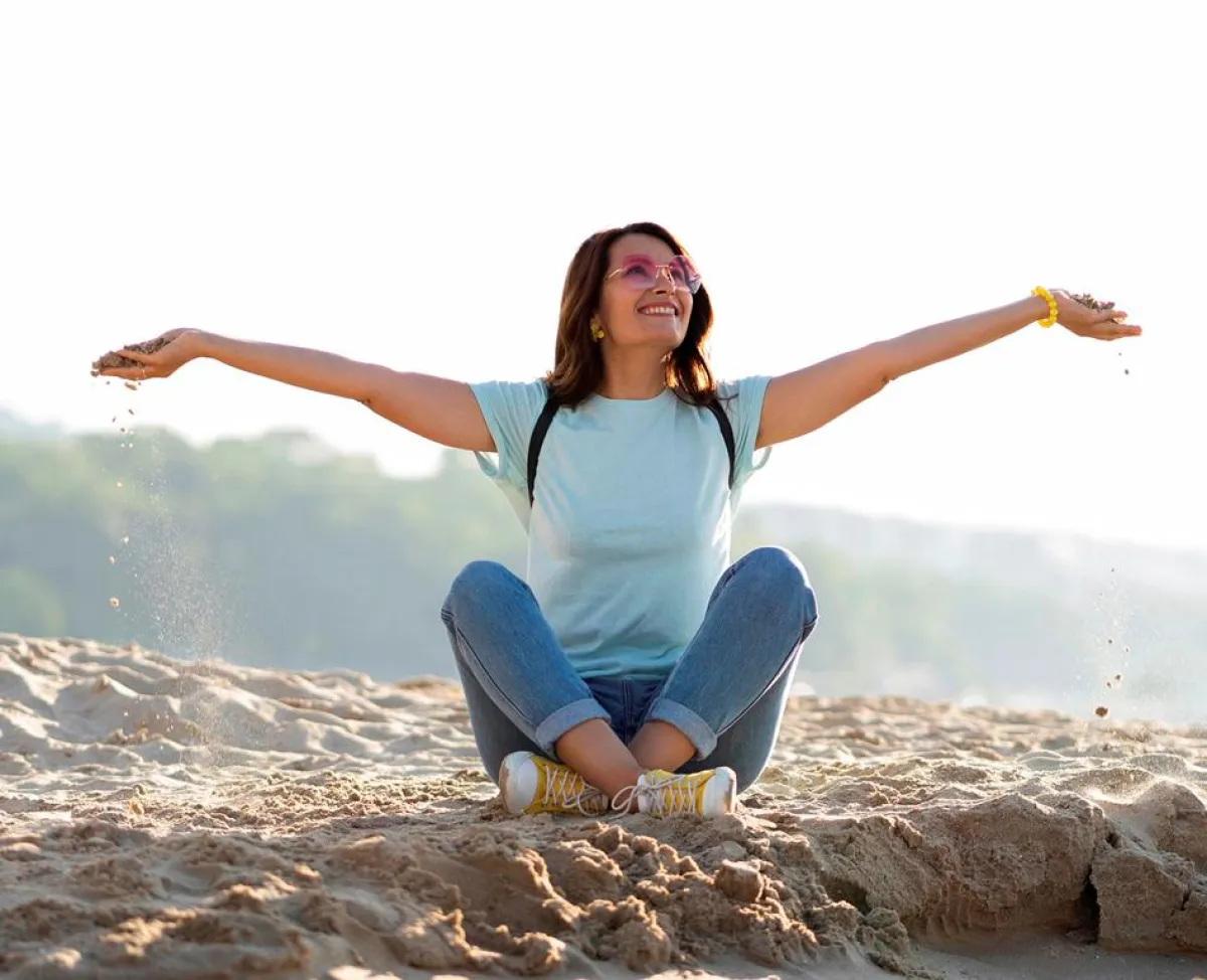 سيدة تتخلص من الطاقة السلبية بفضل طرق ونصائح فعَّالة