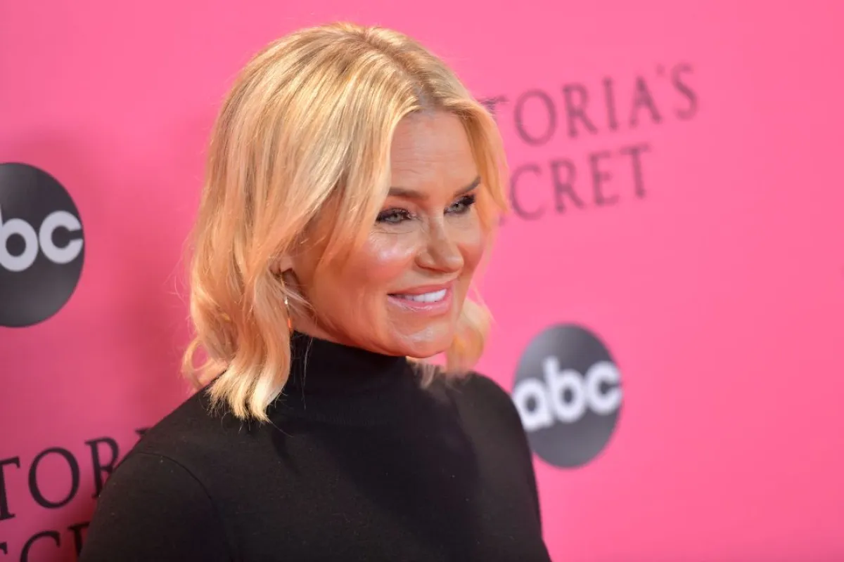 يولاندا حديد في مدينة نيويورك (Yolanda Hadid in New York City). مصدر الصورة: Roy Rochlin / GETTY IMAGES NORTH AMERICA / Getty Images via AFP 