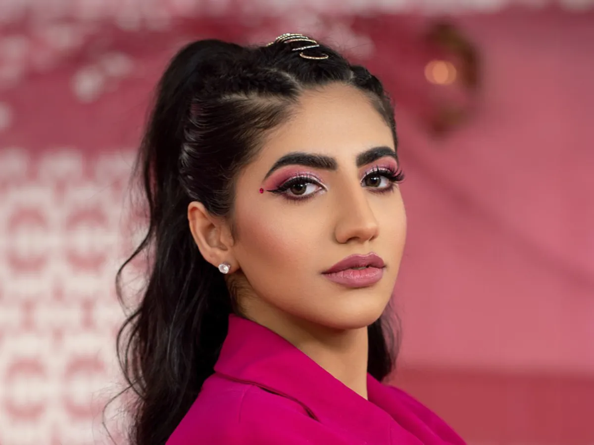 ظلال عيون ملونة موضة صيف 2025