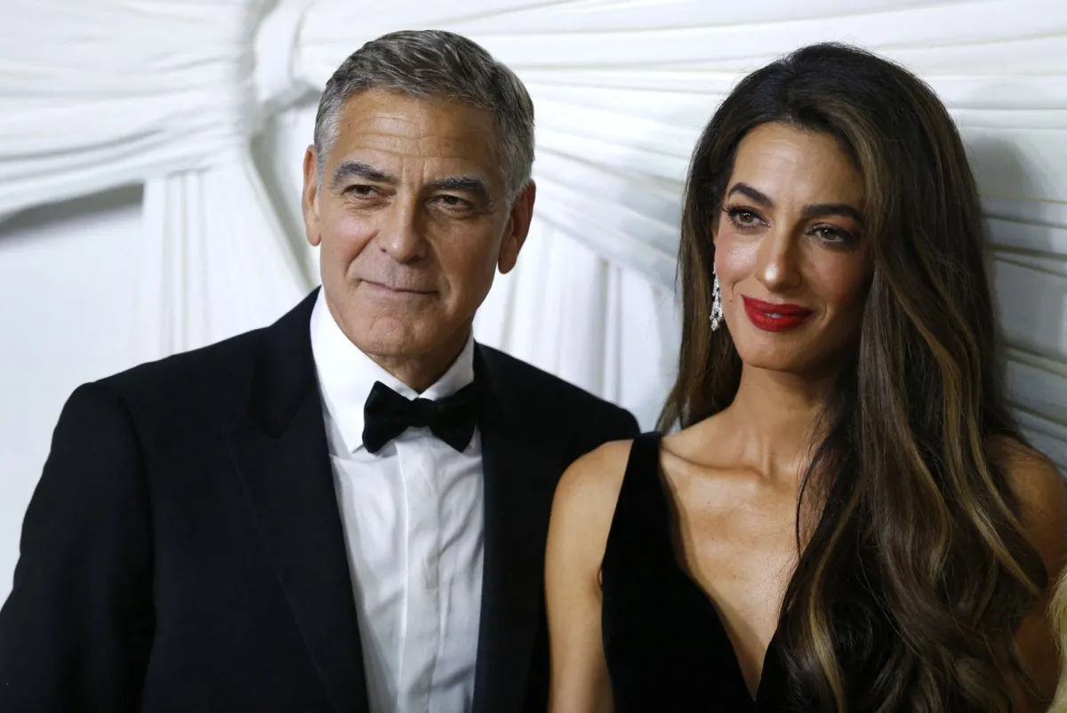 جورج كلوني وأمل كلوني في مكتبة نيويورك العامة في نيويورك (George Clooney and Amal Clooney at the New York Public Library in New York). مصدر الصورة: John Lamparski / AFP