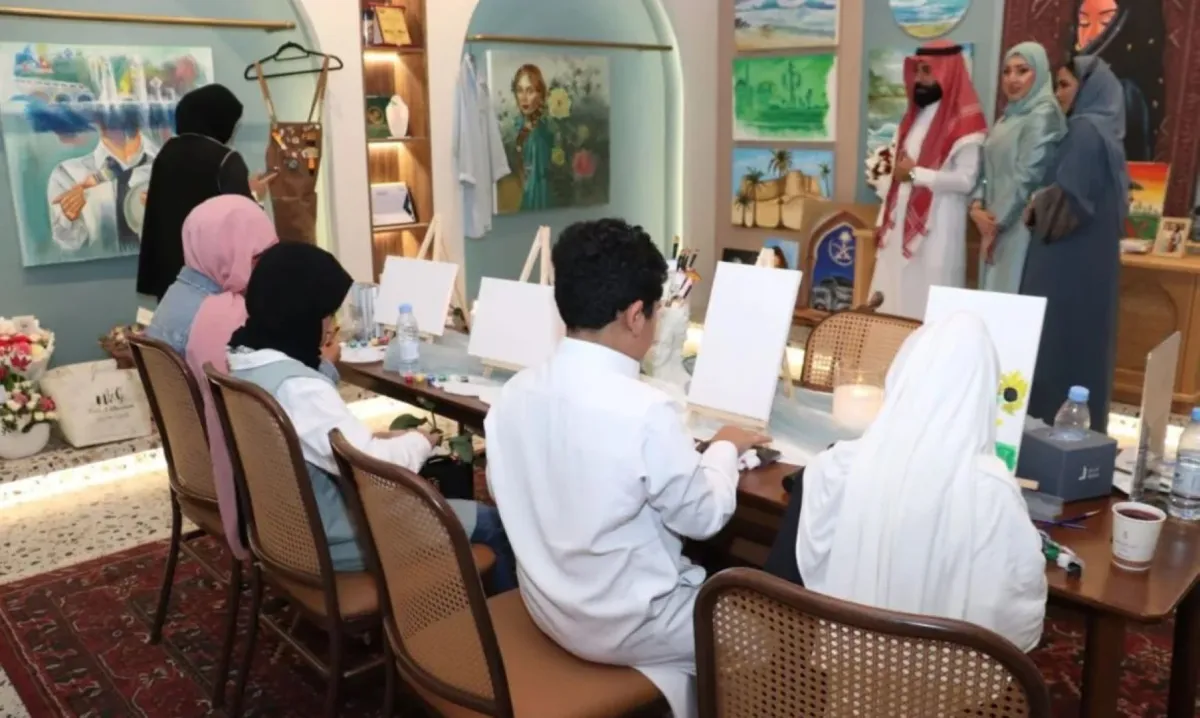 يجمع المرسم بين عرض الأعمال الفنية وبيع أدوات الرسم والهدايا