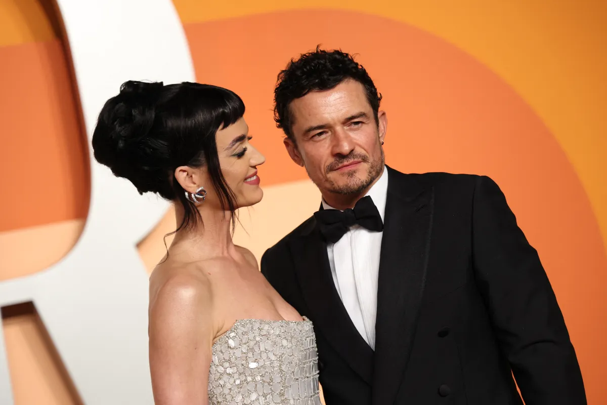 كاتي بيري وأورلاندو بلوم في كاليفورنيا ( Katy Perry and actor Orlando Bloom in California). مصدر الصورة: Michael Tran / AFP