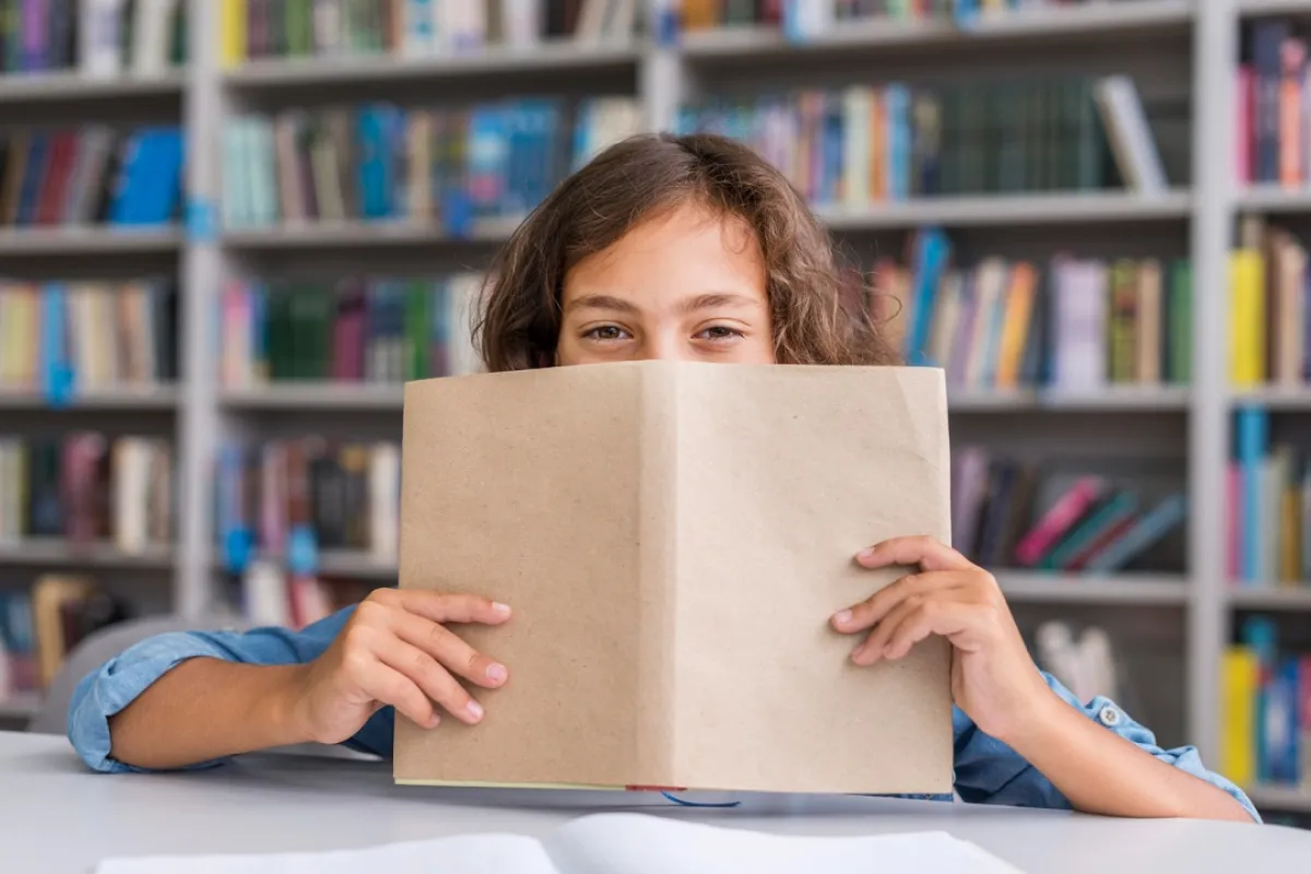 صورة لطفلة تجلس بالمكتبة