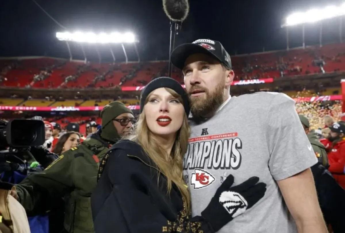 تايلور سويفت مع ترافيس كيلسي في ملعب أروهيد في كانساس سيتي بولاية ميسوري (Taylor Swift with Travis Kelce at Arrowhead Stadium in Kansas City, Missouri). مصدر الصورة: David Eulitt / GETTY IMAGES NORTH AMERICA / Getty Images via AFP