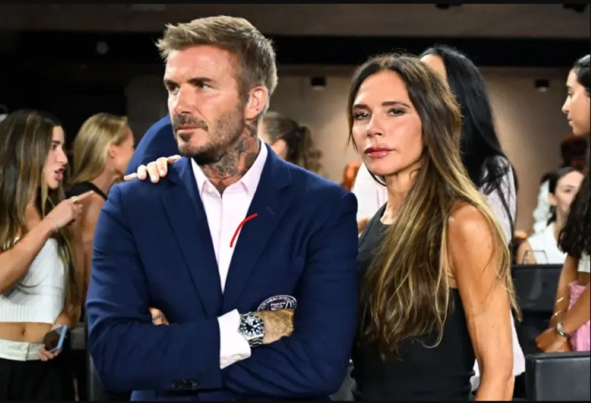 ديفيد بيكهام وزوجته فيكتوريا بيكهام في ملعب DRV PNK في فورت لودرديل بولاية فلوريدا (David Beckham and his wife Victoria Beckham at DRV PNK Stadium in Fort Lauderdale, Florida). مصدر الصورة: CHANDAN KHANNA / AFP