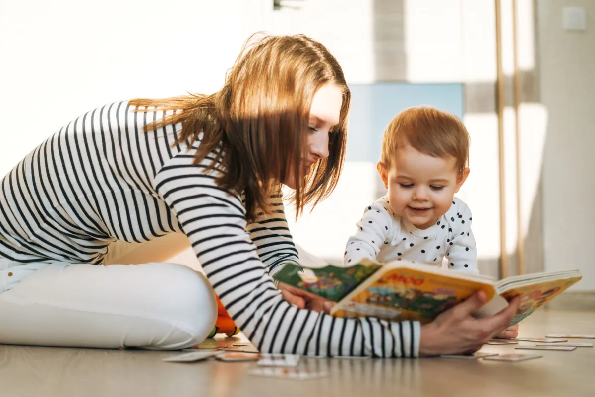 صورة أم تقرأ لطفلها