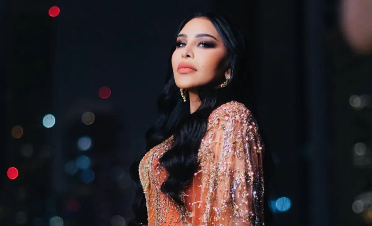 أحلام بتسريحة الشعر الريترو المنسدل-الصورة من حسابها الرسمي على إنستغرام‎