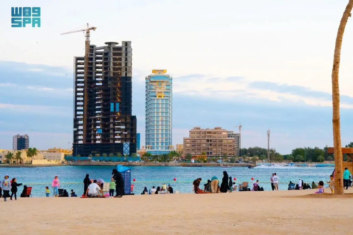 تتميز واجهة الشاطئ بمرافقه الواسعة على امتداد طول الكورنيش الشمالي