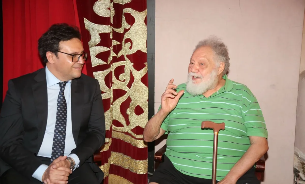 يحيى الفخراني ووزير الثقافة المصري- الصورة من المركز الصحفي للمسرح القومي