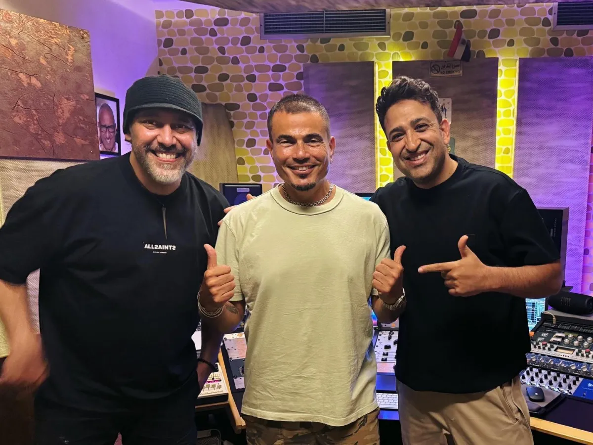 عمرو دياب يتوسط صناع ألبومه الجديد - الصورة من صفحته على إنستغرام