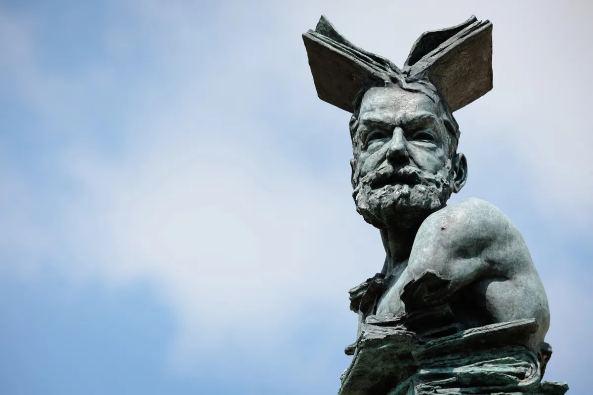 تُظهر هذه الصورة التمثال الذي يمثل الكاتب الفرنسي فيكتور هوجو والذي صنعه الفنان الفرنسي أرنو كاسبر وتم تركيبه في "غابة كاسبر الفنية" وهي معرض فني مفتوح في الهواء الطلق، في إبييه-روس، شمال فرنسا (مصدر الصورة:  JOEL SAGET / AFP) 