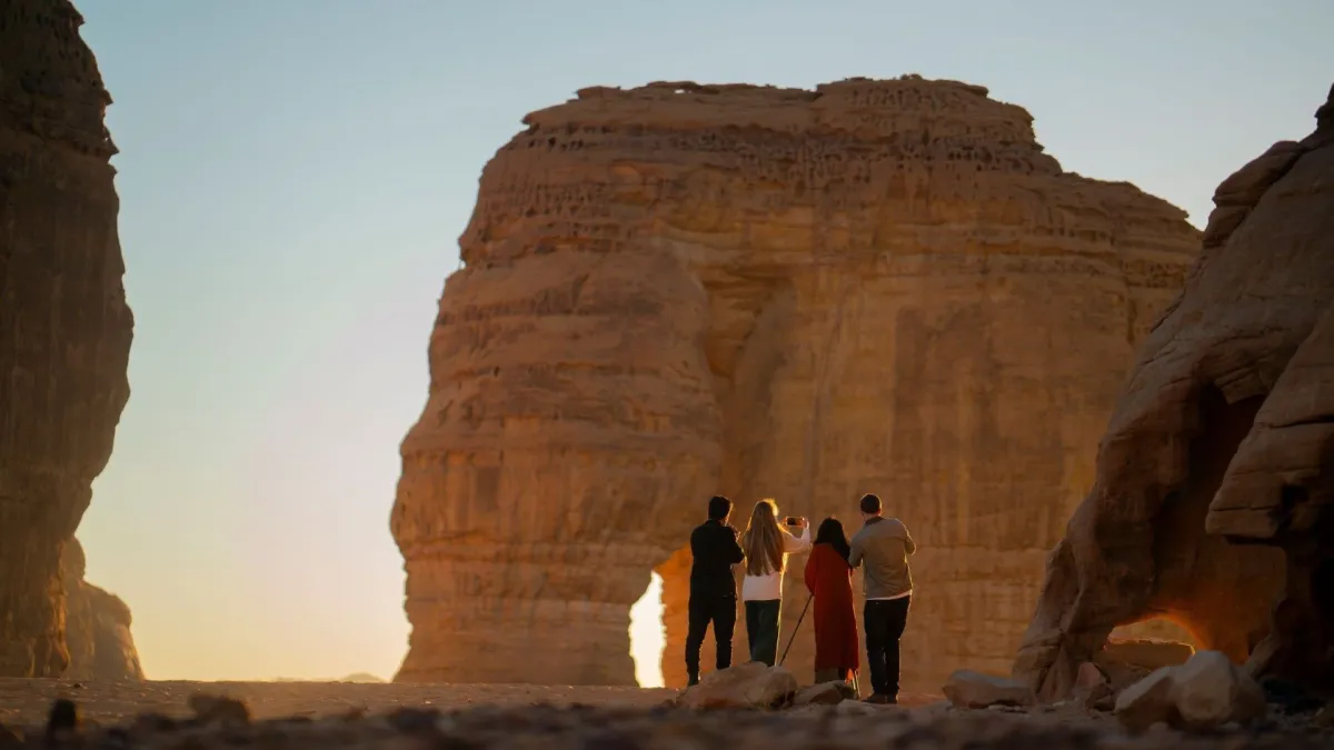 تطبيقات ذكية دعمت القطاع السياحي بالمملكة - لقطة للسياح في العلا من موقع روح السعودية على الإنترنت