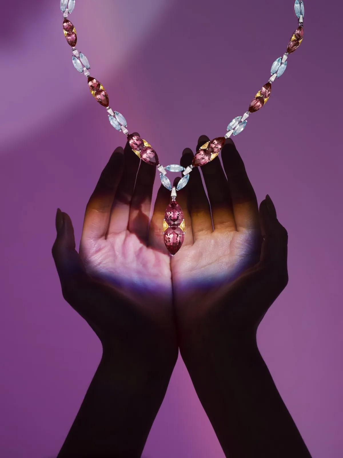 مجموعة مجوهرات LIRYA فنّ الترابط الراقي بين القوّة والنعومة، والسكون والحركة