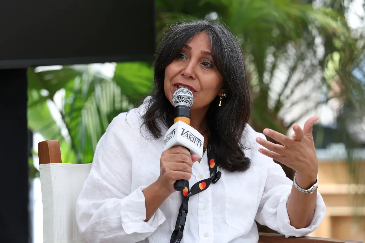 المخرجة هيفاء المنصور  متحدثة في مؤتمر  على هامش مهرجان كان السينمائي 2025(مصدر الصورة: Pierre Suu/Variety via Getty Images)