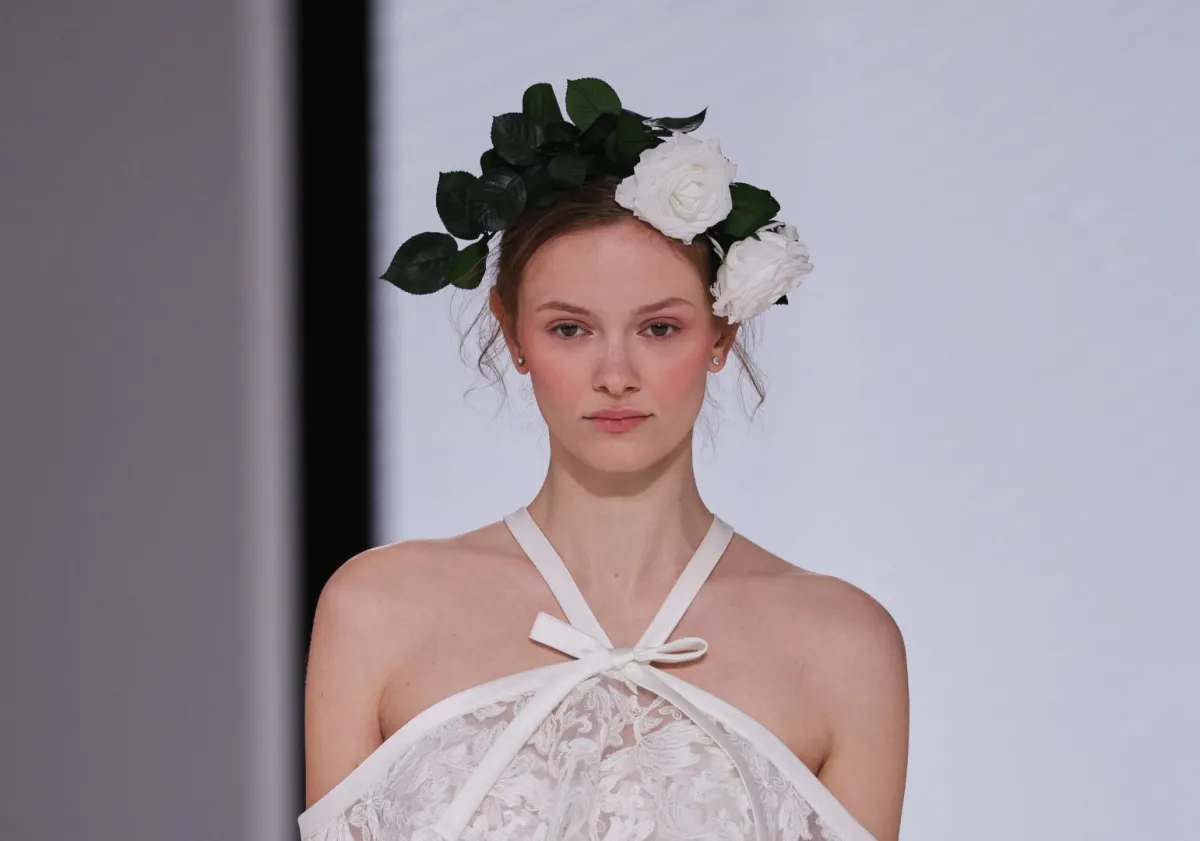 تسريحات عروس مزينة بالورود