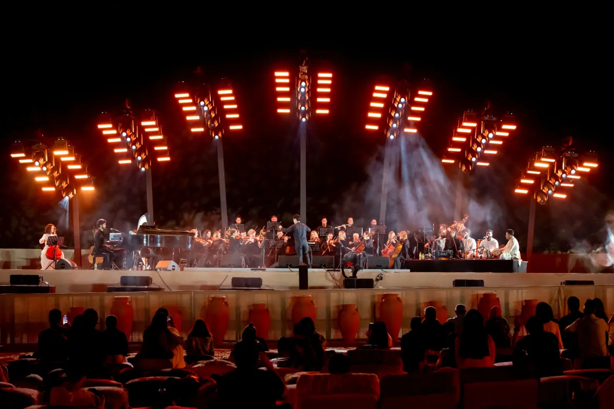 تُشكِّل ساحة "المسرح الرئيسي" تجربة غامرة للحواس