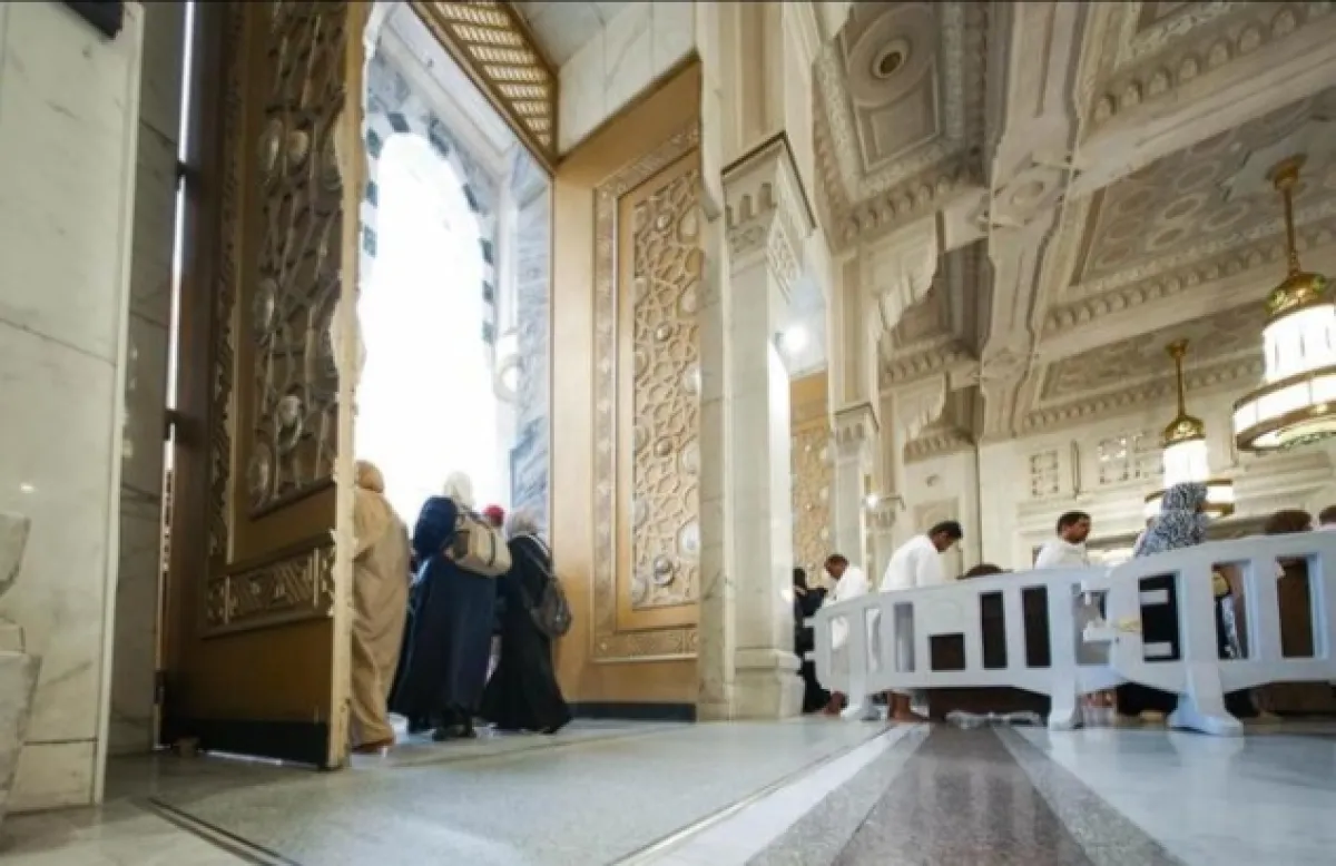 إدارة الحشود عند أبواب المسجد الحرام - الصورة من واس