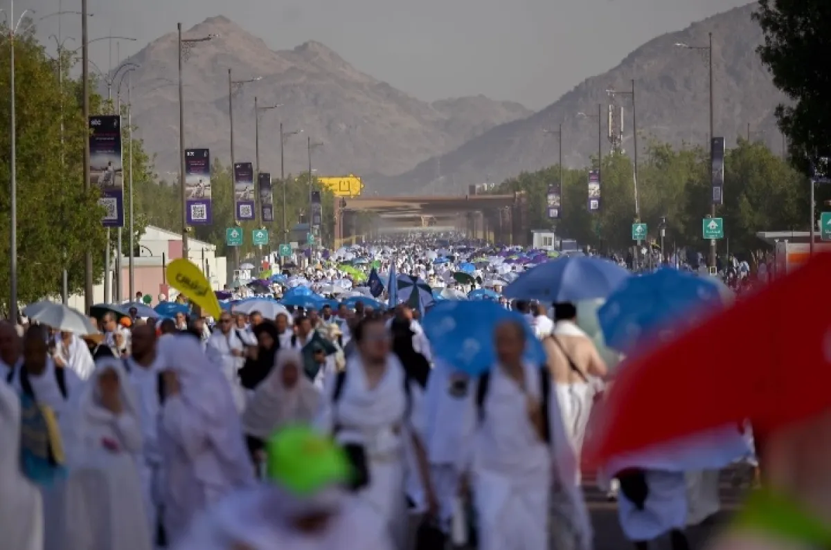 الحجاج يؤدون مناسك الحج في مشعر عرفة