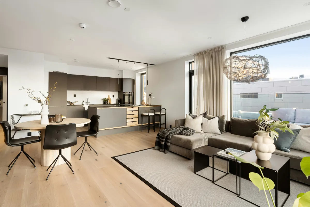 منزل مفتوحة أركانه على بعضها