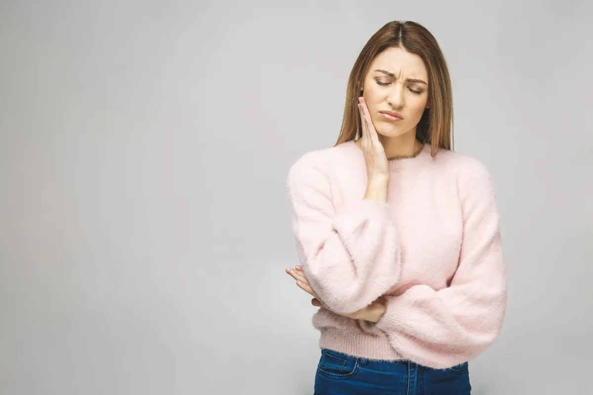 امرأة تعاني من ألم العصب الثلاثي التوائم