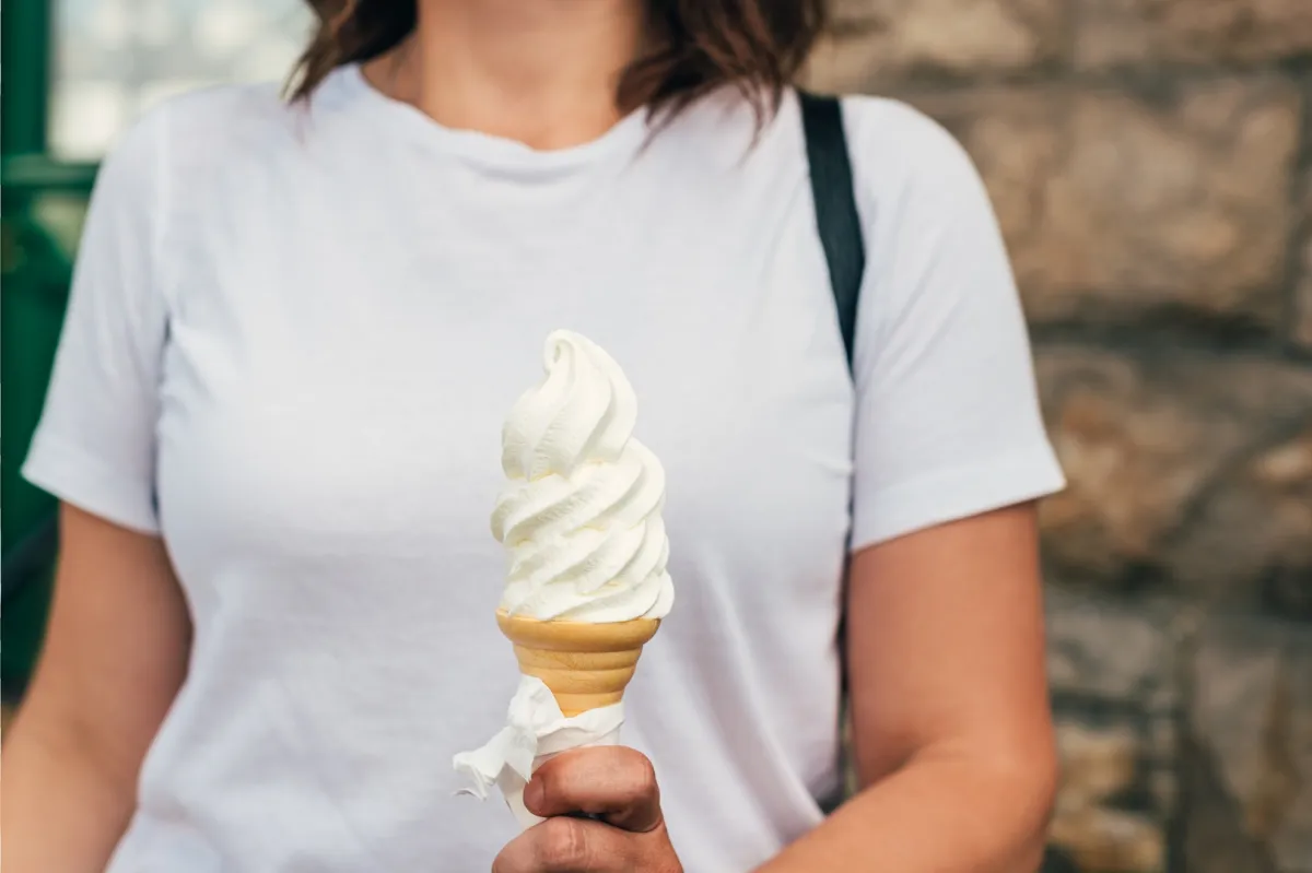 تناول الآيس كريم قد يخلف بقعاً على الملابس