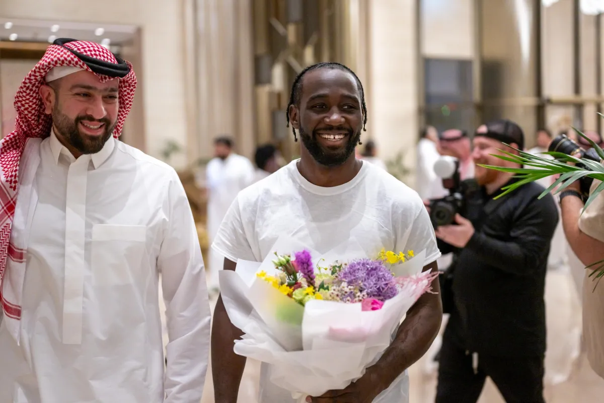 نجما الملاكمة كانيلو وكروفورد يصلان الرياض