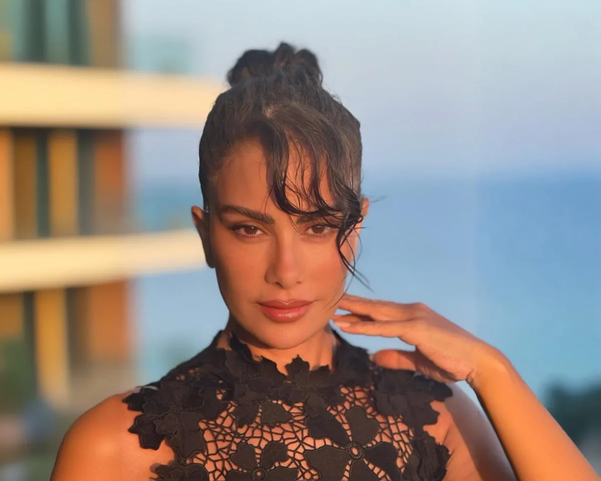 مكياج يليق بالفساتين السوداء من وحي النجمات